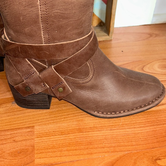 UGG Brown genuine leather  BANDRA Knee Boots 6.5 - Picture 2 of 6